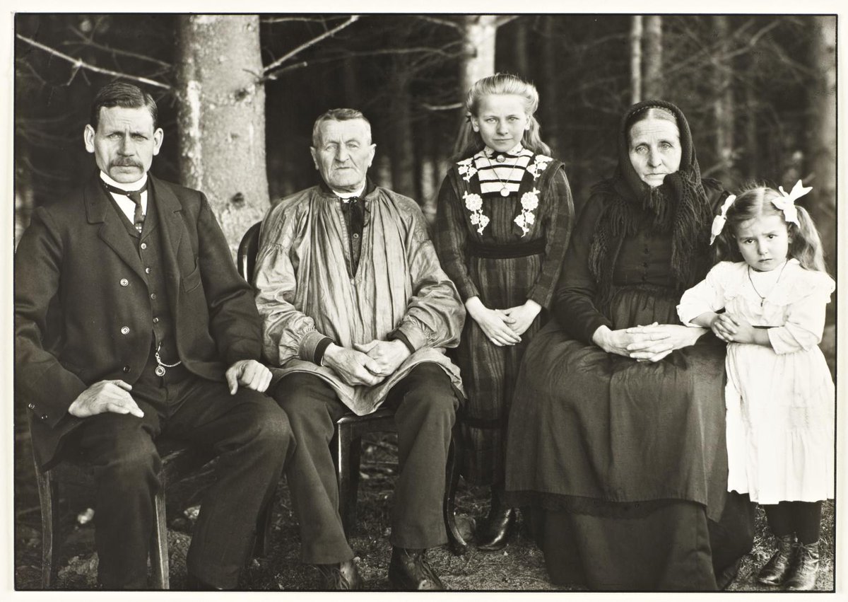 One of my key world building references for Weimar Germany is the photographer August Sander. He took hundreds of portraits of ordinary people that aim to show a cross-section of society during the Weimar Republic, and they are FASCINATING.  #curricularium https://www.tate.org.uk/art/artists/august-sander-5319