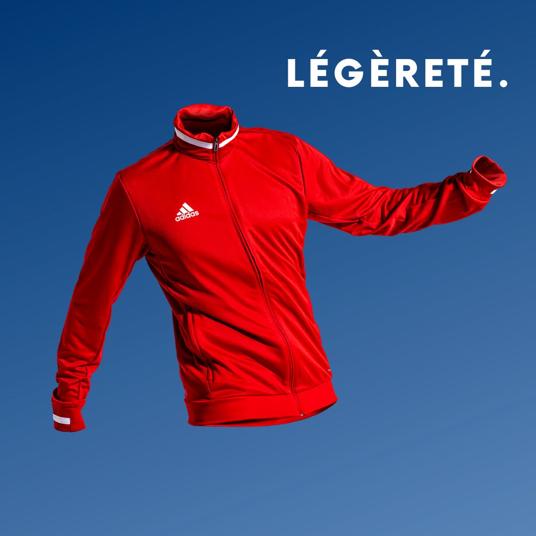 A la base, on s'était dit qu'on la garderait pour nous tant que vous n'étiez pas de retour sur les terrains... Mais finalement, on en a un peu marre d'attendre !🔥

Voici notre charmante veste #adidas cintrée au caractère bien coloré ! N'hésitez plus et personnalisez la!