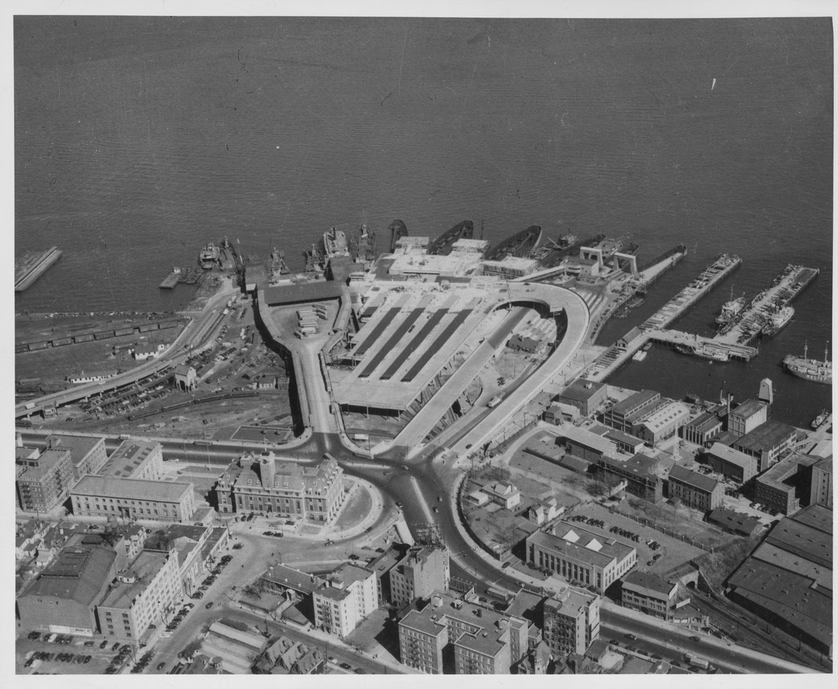 SIMuseum's tweet photo. From the #Archives
Panoramic view of the Staten Island Ferry Terminal showing Borough Hall and Court House, Summer 1953.

#CultureFromHome #StatenIslandMuseum #SIMuseum #VisitStatenIsland #SIFerry https://t.co/CStfVOjC9N