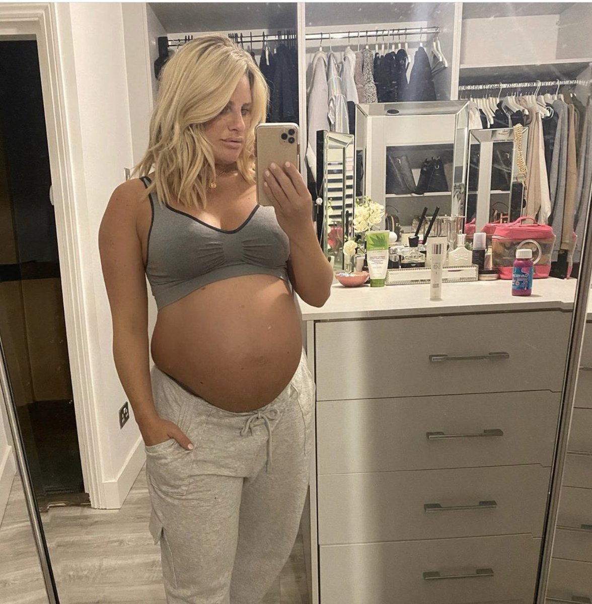 How is Everyone ☺️ 
Baby Girl Is Still Very Comfortable 💗🍼👶🏻  #nearlytime #eeek