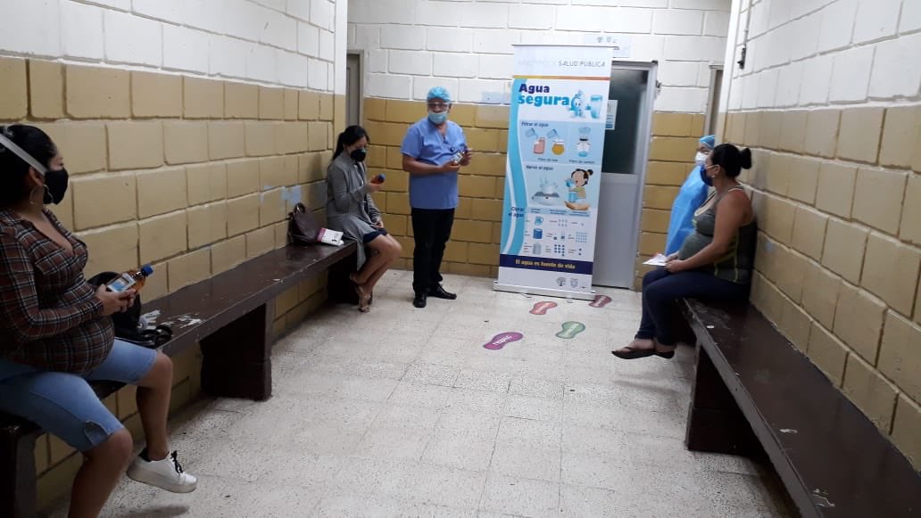 Salud_Guayas's tweet photo. Personal de salud de los CS #Ferroviaria y #JuanMontalvo sensibilizan a la ciudadanía sobre el #AguaSegura y #LavadoDeManos. 

#PrevenciónEsSalud 
#QuédateEnCasa
#ActivadosPorLaSalud https://t.co/PBEX1dCXxB