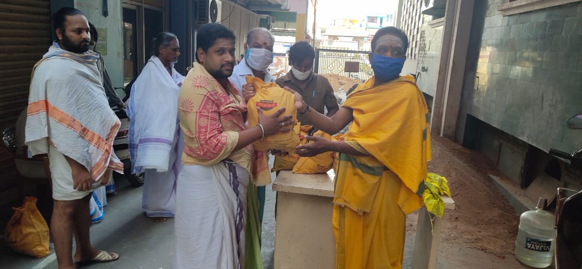 SCMGroups's tweet image. #COVID19 #Corona
@thechennaisilks
@SreeKtm
@SCMGroups 
12/5/2020 &quot;தி சென்னை சில்க்ஸ்&quot; மற்றும் SCM GROUPS சார்பாக அண்ணாமலையார் கோயிலில் பணிபுரியும் சிவாச்சார்யார்களுக்கு நிவாரண பொருட்கள்&quot;இளவரசு பட்டம் P.T.ரமேஷ் குருக்கள் மற்றும் V.மூர்த்தி குருக்கள் அவர்களின் சார்பாக வழங்கப்பட்டது