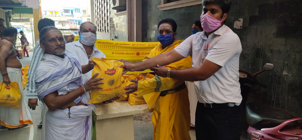 SCMGroups's tweet image. #COVID19 #Corona
@thechennaisilks
@SreeKtm
@SCMGroups 
12/5/2020 &quot;தி சென்னை சில்க்ஸ்&quot; மற்றும் SCM GROUPS சார்பாக அண்ணாமலையார் கோயிலில் பணிபுரியும் சிவாச்சார்யார்களுக்கு நிவாரண பொருட்கள்&quot;இளவரசு பட்டம் P.T.ரமேஷ் குருக்கள் மற்றும் V.மூர்த்தி குருக்கள் அவர்களின் சார்பாக வழங்கப்பட்டது