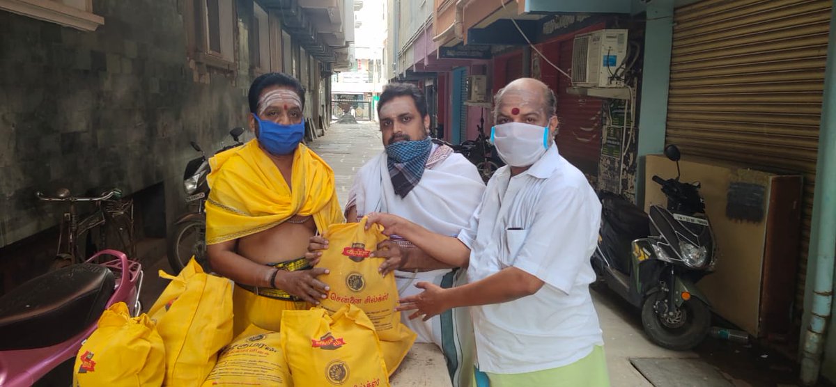 SCMGroups's tweet image. #COVID19 #Corona
@thechennaisilks
@SreeKtm
@SCMGroups 
12/5/2020 &quot;தி சென்னை சில்க்ஸ்&quot; மற்றும் SCM GROUPS சார்பாக அண்ணாமலையார் கோயிலில் பணிபுரியும் சிவாச்சார்யார்களுக்கு நிவாரண பொருட்கள்&quot;இளவரசு பட்டம் P.T.ரமேஷ் குருக்கள் மற்றும் V.மூர்த்தி குருக்கள் அவர்களின் சார்பாக வழங்கப்பட்டது