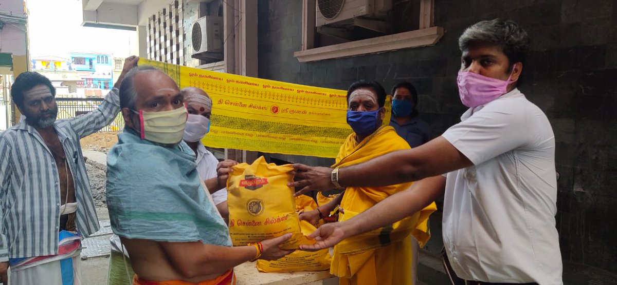 SCMGroups's tweet image. #COVID19 #Corona
@thechennaisilks
@SreeKtm
@SCMGroups 
12/5/2020 &quot;தி சென்னை சில்க்ஸ்&quot; மற்றும் SCM GROUPS சார்பாக அண்ணாமலையார் கோயிலில் பணிபுரியும் சிவாச்சார்யார்களுக்கு நிவாரண பொருட்கள்&quot;இளவரசு பட்டம் P.T.ரமேஷ் குருக்கள் மற்றும் V.மூர்த்தி குருக்கள் அவர்களின் சார்பாக வழங்கப்பட்டது