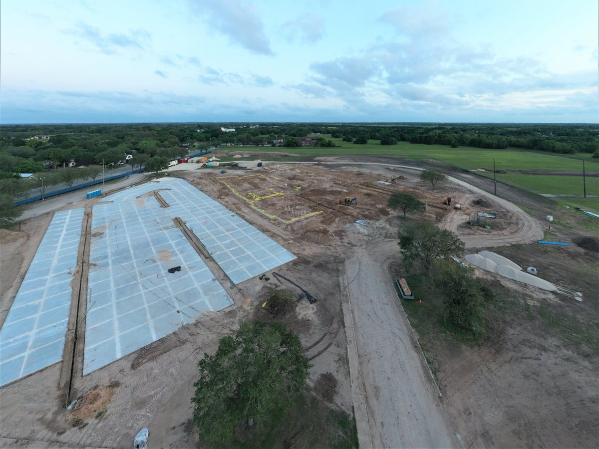 BCISD's tweet photo. New #RobertsElem construction moving forward. Thank you voters! Third new school &amp; part of #BondReferendum2020 #BelieveInBCISD #BeABlackcat @ashleyhaggBCISD @khicklBCISD @bchsreyes @PrincipalMDodd @BayCityJuniorH1 https://t.co/dQXEEdCAQB