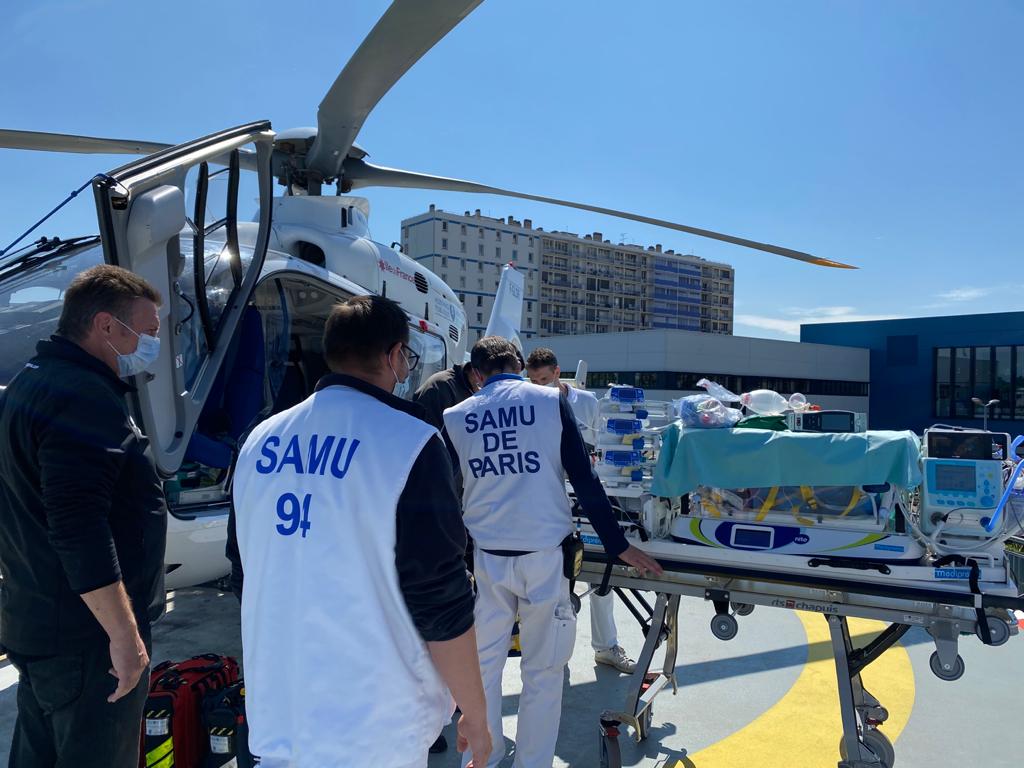 HopRobertDebre's tweet photo. [ACTU Robert-Debré 🚁]
✨Jeudi dernier a eu lieu le premier transport du tout nouveau module pédiatrique en hélicoptère ! 
👏 Bravo à l'équipe du SMUR pédiatrique 75 de @HopRobertDebre @APHP qui a assuré ce premier vol ! 🙏 #pédiatrie #soins #Urgences https://t.co/t6vlufWpSE
