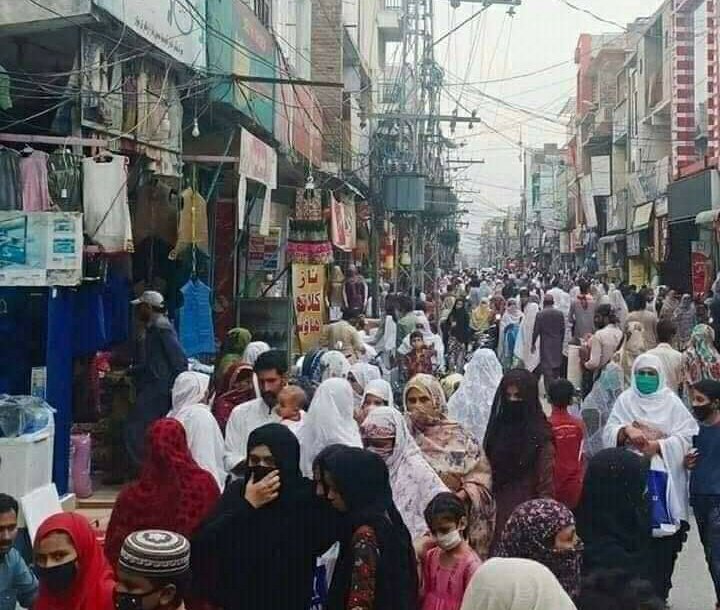 OptYousaf92's tweet photo. بھوک سے مرنے والی قوم۔۔ لاک ڈاون ختم ہوتے ہی شاپنگ کے لیے نکل پڑی https://t.co/kJI8JCT8Fe