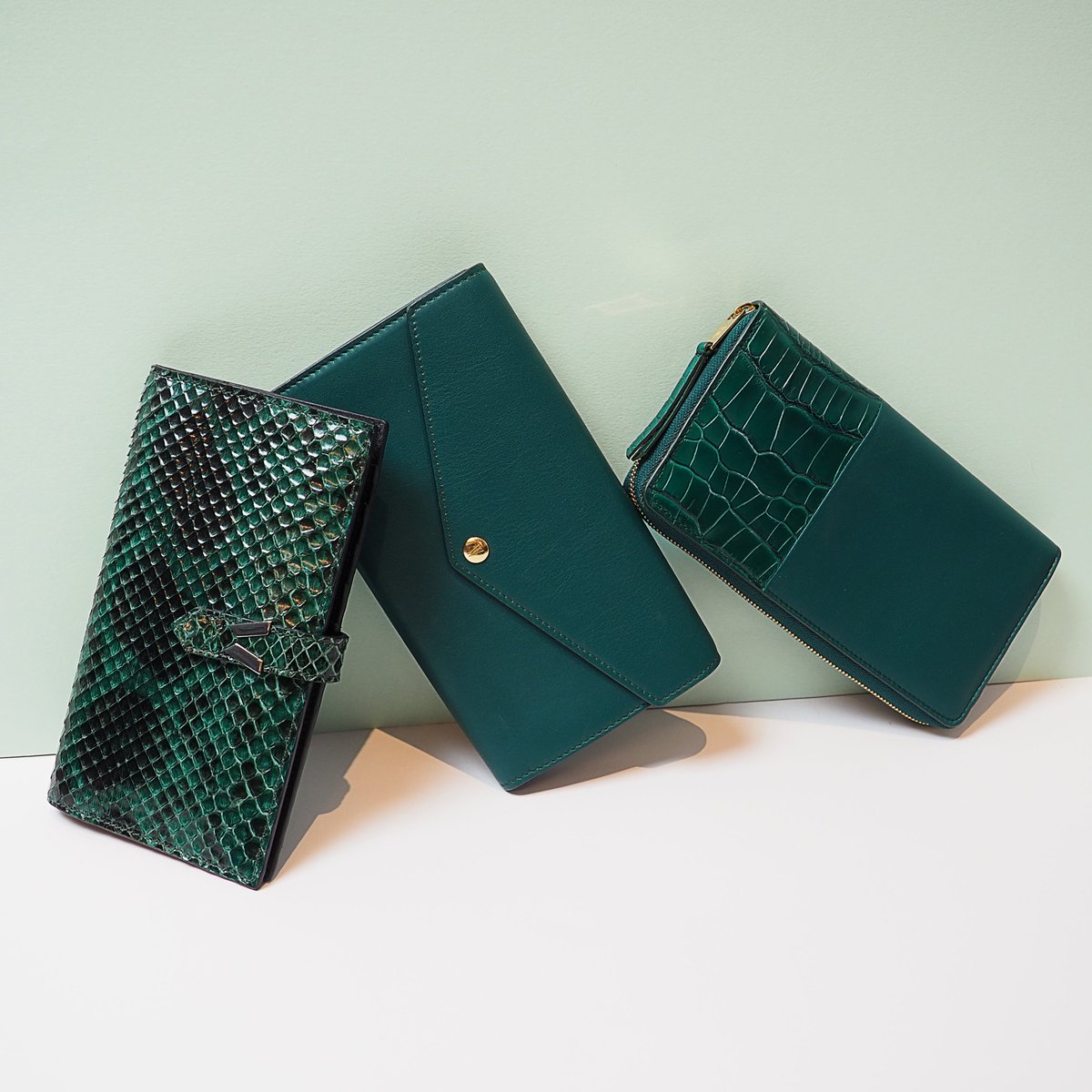 Tuesday's line up featuring our Bruton collection leather purses. Discover more of our leather collections online and available to shop with 10% off using code TOGETHERWE:
williamandson.com/women/accessor…