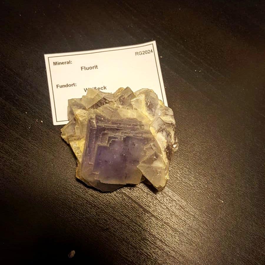 norbayern's tweet photo. Als heutiges Handstück gibt es wieder einmal ein Mineral, diesmal Fluorit!
#geozentrumnordbayern #erlangen #fau #tuesdaypost #fluorit https://t.co/0Bd7OYpaVt