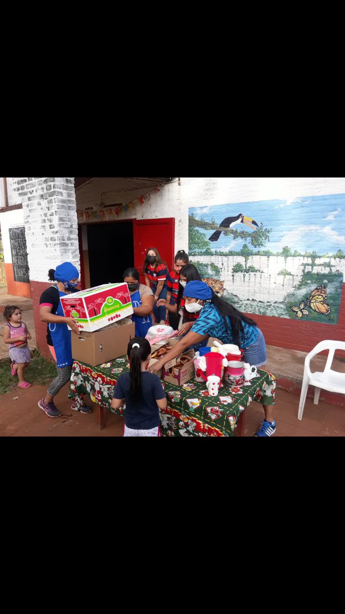 GatoRodriguez17's tweet photo. Ayer nuevamente nuestras jugadoras del femenino Juveniles y Primera de Rugby  Centro de Cazadores aportaron su granito de arena para la merienda de los chicos en el merendero Divino Niño,elaboración propia de las jugadoras...Cazadoras y Solidarias!!! https://t.co/lGikiFQH6Q