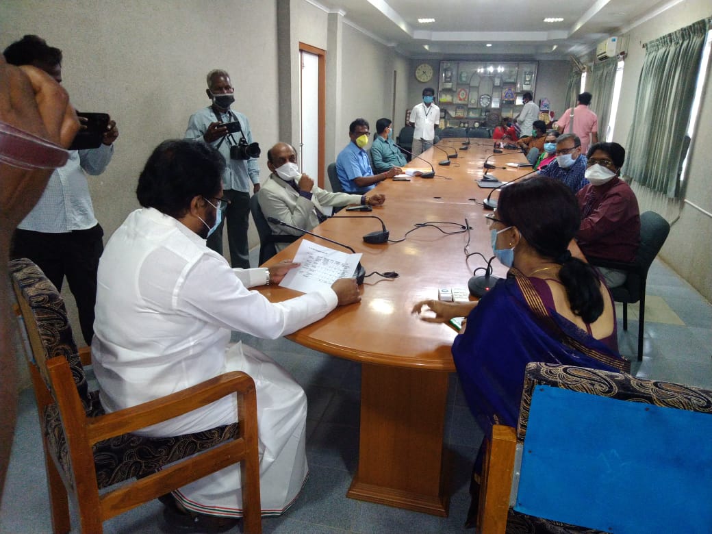 ThiruArasarINC's tweet photo. புதுக்கோட்டை மாவட்ட ஆட்சித்தலைவர் அலுவலகத்தில்  கொரோனா பாதிப்பு குறித்தும் நோய் தடுப்பு நடவடிக்கைகள் குறித்தும் கேட்டறிந்து ��லோசனைகள் செய்த போது. மாவட்ட ஆட்சித்தலைவர், வருவாய் அலுவலர்,மருத்துவ கல்லூரி டீன், சுகாதார இணை இயக்குனர்,துணை இயக்குனர்கள், நகராட்சி ஆணையர் கலந்துகொண்டனர். https://t.co/Ptbj0qEOMm