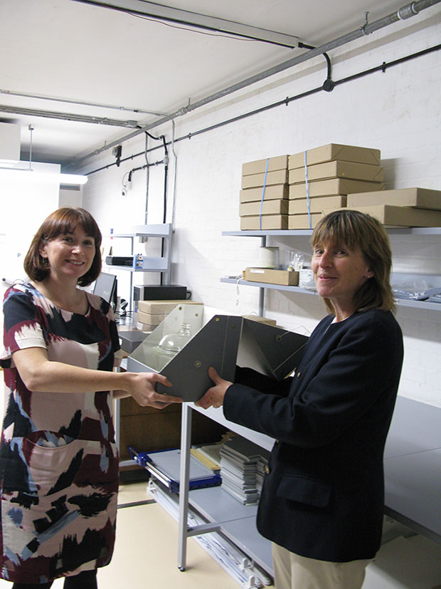 ChuArchives's tweet photo. This historically important incubator jar was transferred from @ChuArchives to @sciencemuseum in 2016 (blog post - https://t.co/6sSVjA4nGy). Take a closer look at the jar here: https://t.co/KS5BMsHyhP #ivfhistory https://t.co/wx537z4kHp