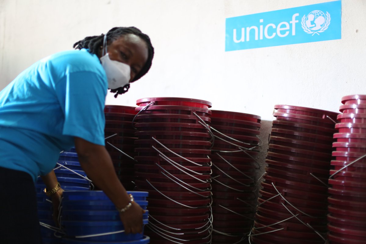 UNICEFSL's tweet photo. The buckets will be positioned to enhance the practice of regular handwashing with soap during the distribution, to help prevent the spread of #COVID19.

ORS, Zinc and Amoxicillin tabs have also been dispatched for distribution to Community Health Workers in those districts.

2/2 https://t.co/NQwtrZAQCG