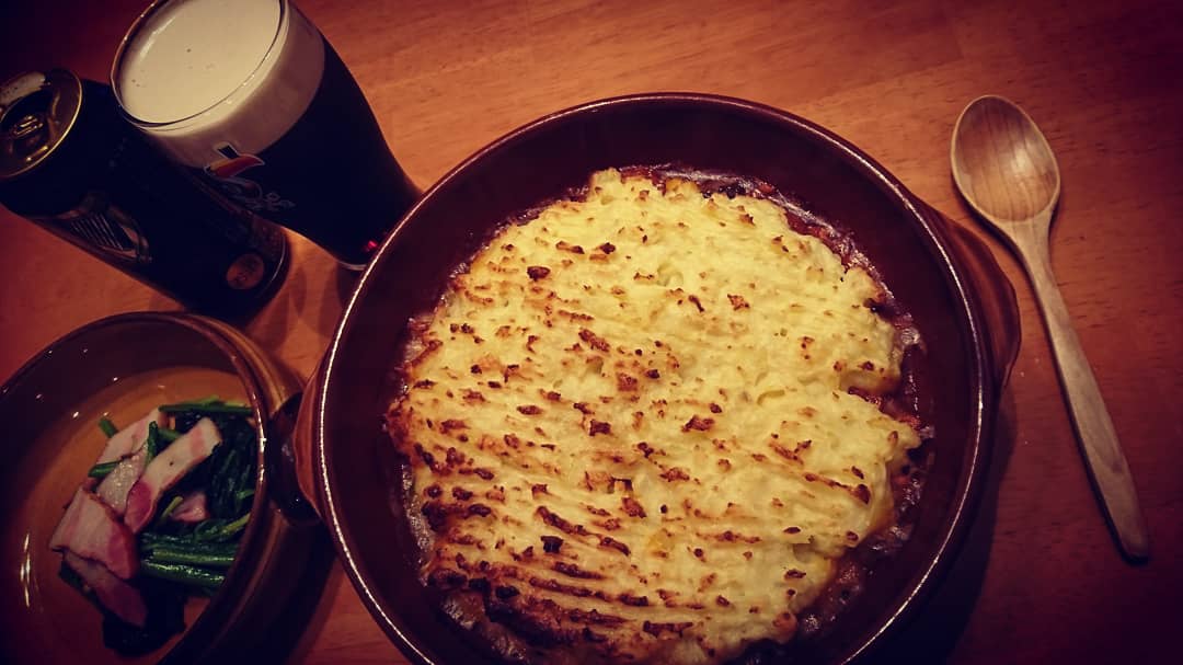 茄子と牛挽肉のトマト煮を貰ったので、マッシュポテト乗せて焼いてシェパーズパイ風にしてみた。
ギネスビールと一緒に雰囲気だけアイリッシュパブ🍻✨
#shepherdspie #guinessbeer #irish #inhome #beer