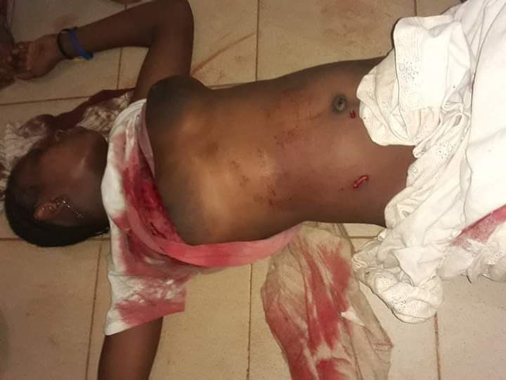 FodBALDE2's tweet photo. #Guinée : Des #guinéens ont manifesté ce mardi 12 mai contre les rackets des usagers du barrage de #Friguiadi de #COVID19 dans #MANEAH. Manifestation réprimée par les forces de sécurité et le bilan fait 5 morts, a-t-on appris de source généralmt crédible. 
#Amoulanfe
#2020UnAutre https://t.co/ek3HdVa8bV
