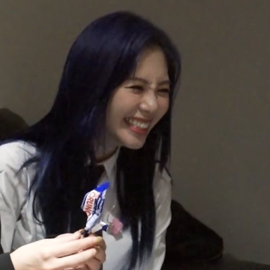 yjiminji's tweet photo. whenever she 😆 https://t.co/iWQpFz6u8L