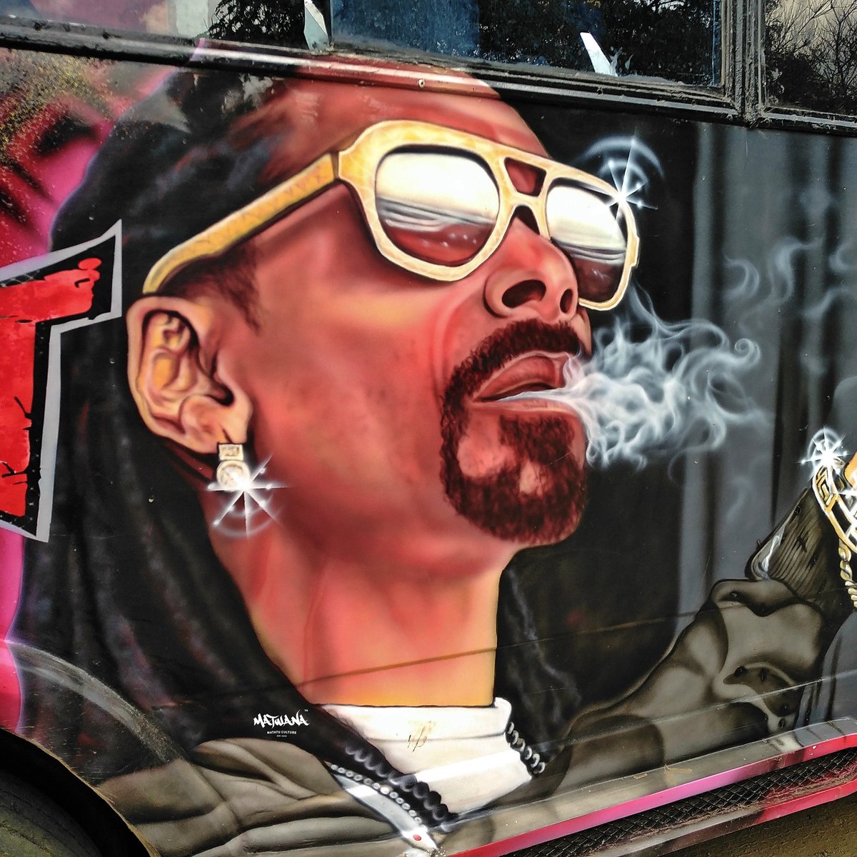 MatwanaCulture's tweet photo. Fo Shizzle Ma Nizzle 💨
Art Attack : Snoop Dogg Airbrush portrait by #NozyCustoms @SnoopDogg
#MatwanaMatatuCulture https://t.co/1yiz4DS0Ne https://t.co/8cd0y0QaIM