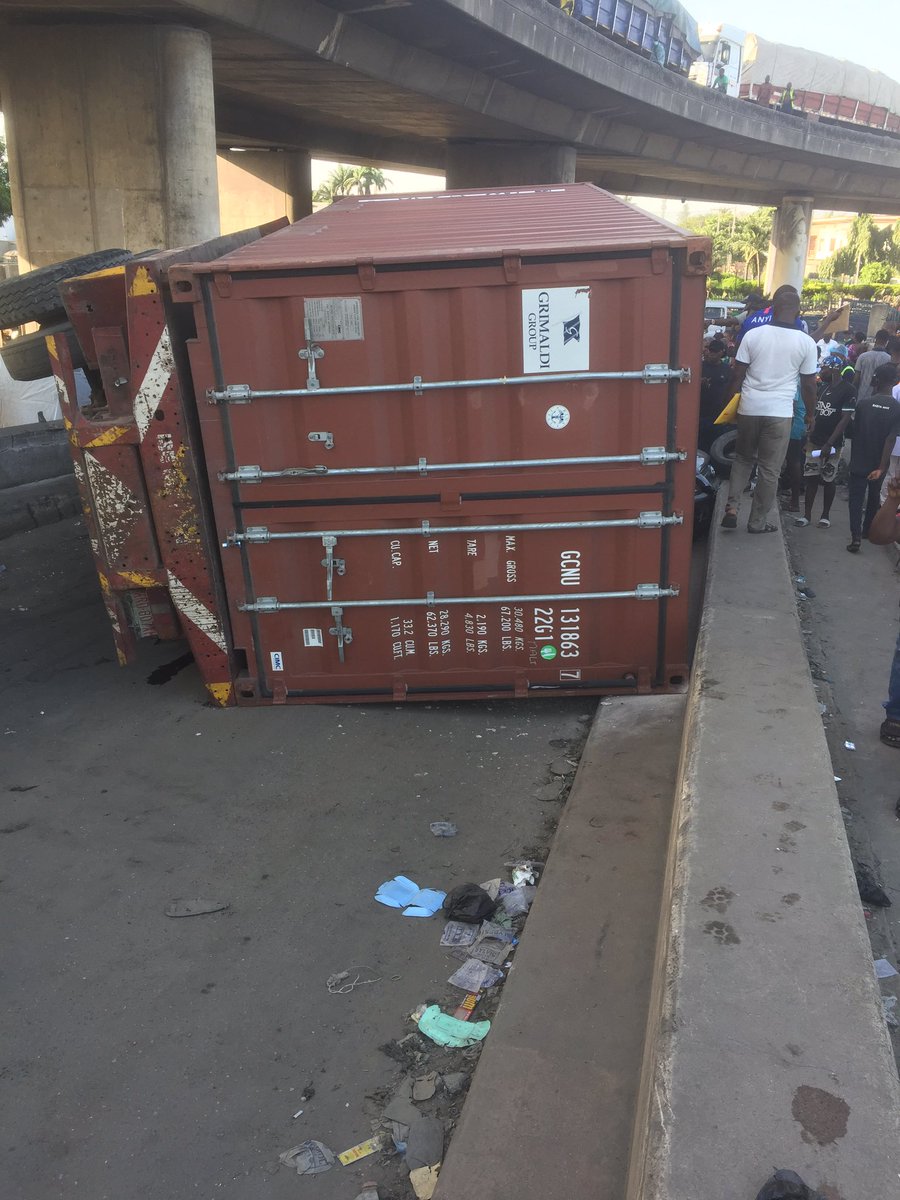 Tonyeneke's tweet photo. @MobilePunch A truck carrying A container fell on an suv today 12/5/2020 while descending from Tincan to Liverpool bridge in Apapa Lagos . All 3 occupants of the vehicle came out alive . https://t.co/ZikzA7sUTA https://t.co/h97YK2YTZA