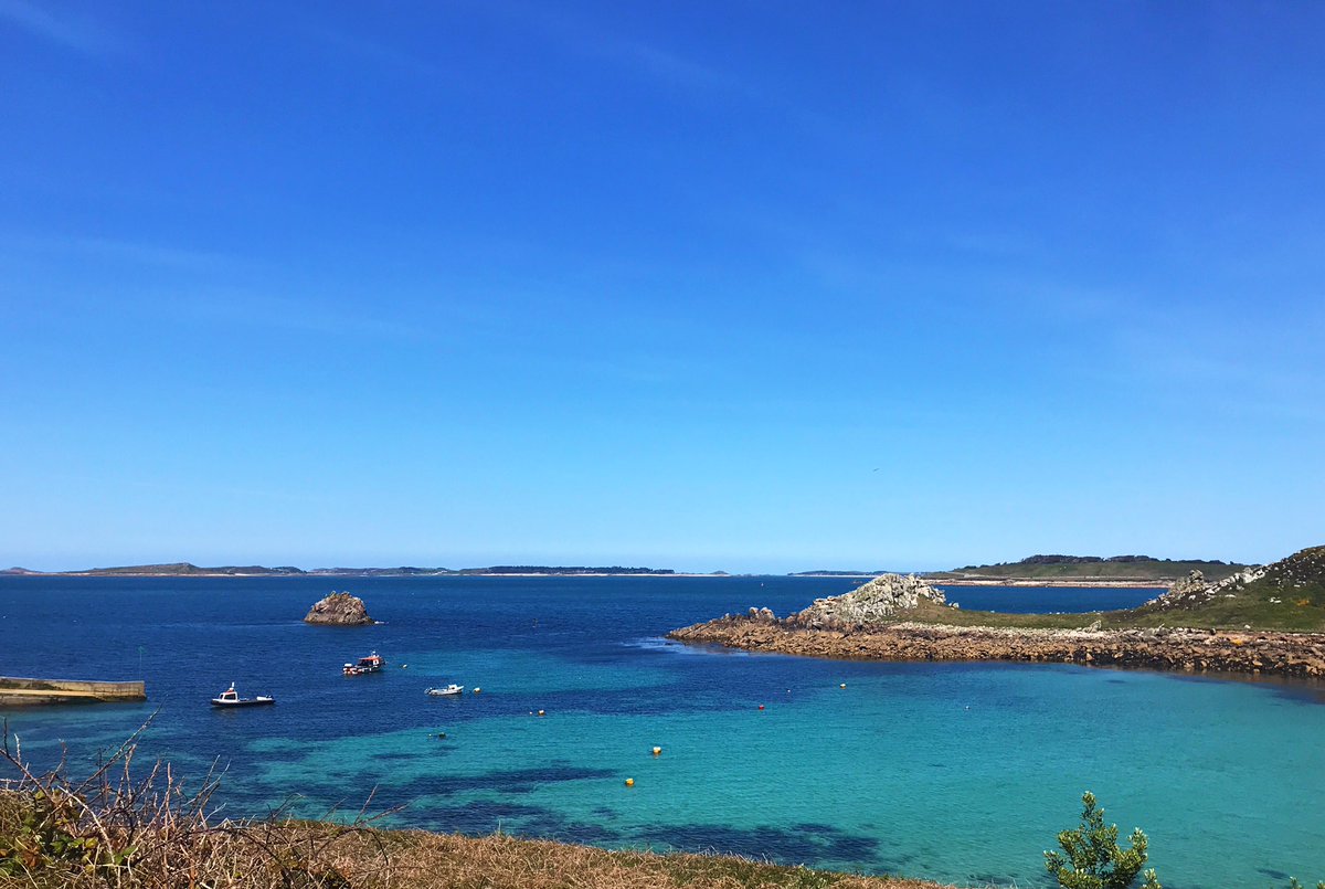 scillyniki's tweet photo. Fabulous Scilly colour this afternoon😍 Even I’m tempted by that sea today and I’m proper nesh! #stagnes #scilly https://t.co/NMqC2eZ1US