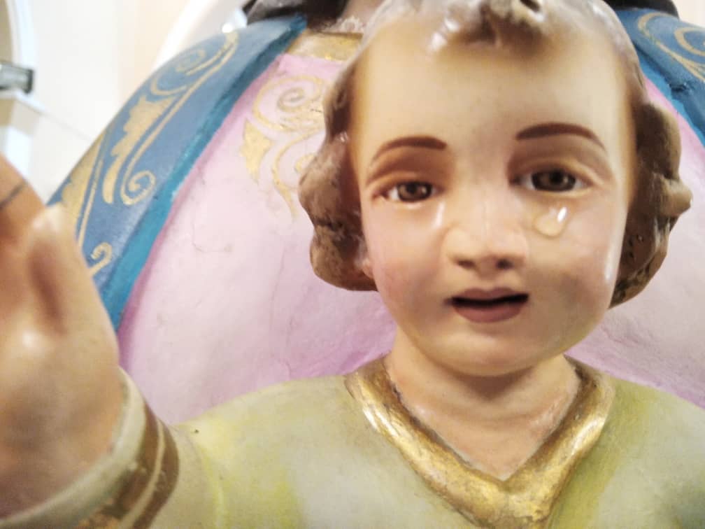 ReporteYa's tweet photo. #12May #Mérida
La imagen del Niño Jesús de Nuestra Señora de Regla en #Tovar amaneció con una lágrima en su ojo izquierdo, el Rector del Santuario, padre Aldemar Villasmil hizo público este hecho histórico https://t.co/OmaZXOK190 - @AdanContreras02