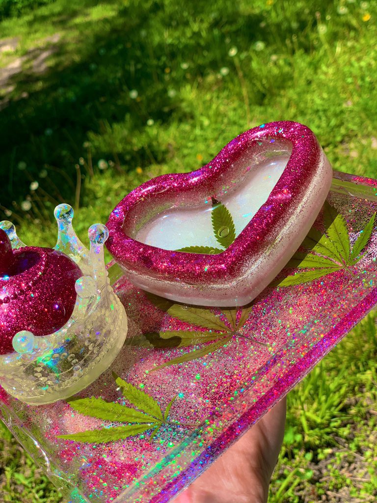 AriArtistryLLC's tweet photo. ‼️GIVEAWAY ‼️winner will receive custom rolling tray ashtray set!
Example below You will be able to choose any color scheme
Rules
   💙must be following @AriArtManagment &amp; @AriArtistry 
   ❤️like &amp; rt this 
   💜extra entry tag a friend &amp; follow on instagram (ariartistrystudio) https://t.co/hy7PGCdSjK