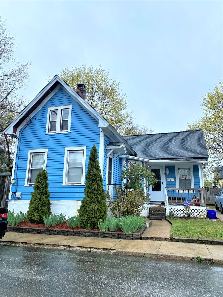 sueesposito's tweet photo. 🌷ADORABLE NEW LISTING! 📫9 Mayo St, Willimantic - $109,900! 4BR, charming home, close to conveniences, yet off main rd. Newer roof & boiler, vinyl windows. 5 min drive to ECSU! 15 min walk to Jillson Square & Shaboo Stage. #sueesposito #homesellingteam #willimanticct #ecsu https://t.co/mthVXQLnIV