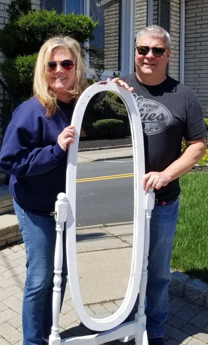 MonarchDesignR1's tweet photo. A grandmother's mirror is a heartfelt reflection of love and her life. Painted and distressed, using our curbside drop-off and pick-up, it will be cherished by her granddaughter for years to come 🦋 #oldisnew  #refinishandreuse #grandmalove https://t.co/0HEznt739r