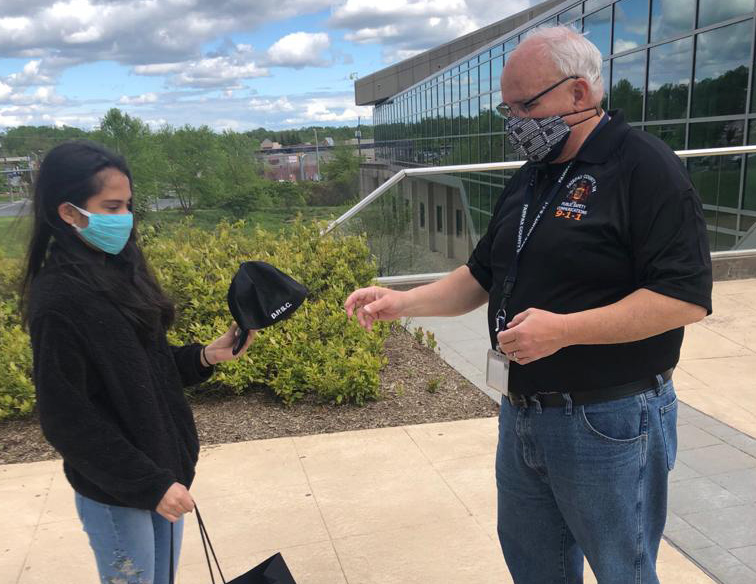 fcpsnews's tweet photo. Cooper MS student uses sewing skills to make 225 fabric masks for 911 first responders. https://t.co/5jGFdCIRVh https://t.co/H47fgpr5qf