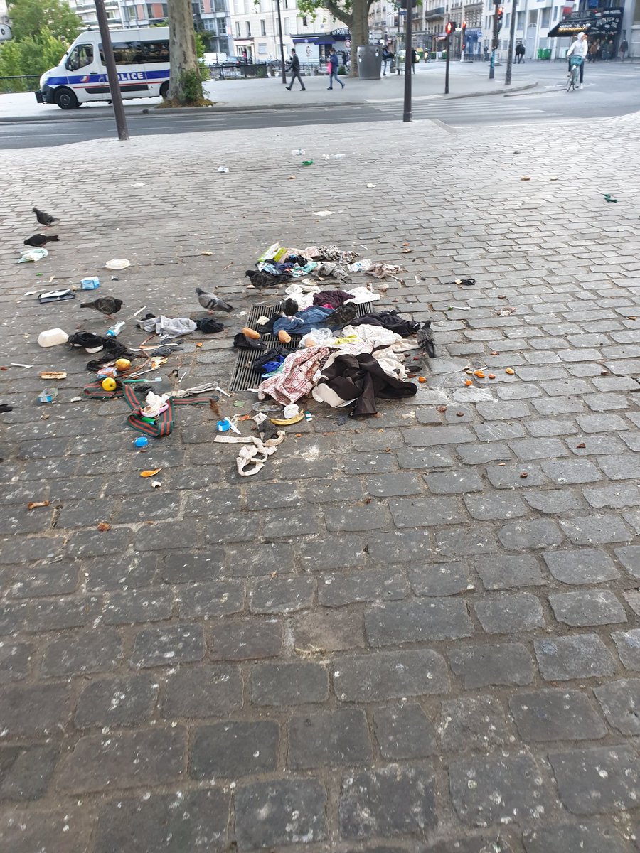 Grammx's tweet photo. @Paris @Parisjecoute @Paris19e @Anne_Hidalgo @datirachida @Abbe_Pierre Avec tous les millions d'euros dépensés pour nouveaux parcs et musées comment peut-on permettre ça!?! #Paris #Stalingrad #Municipales2020 #SDF #Paris19 https://t.co/HTWrFL7ixF
