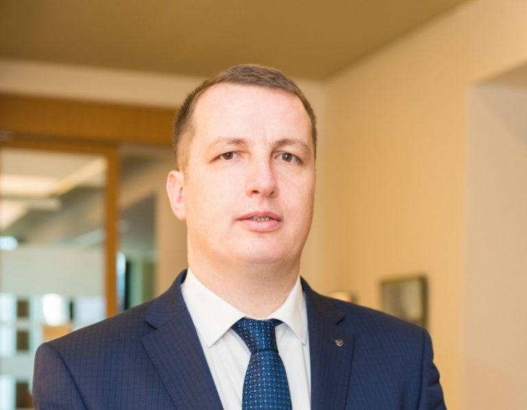 B_Transilvania's tweet photo. Care sunt sansele Romaniei de a-si reveni cat mai repede? Care sunt oportunitatile economice istorice care ni se deschid? Raspunsuri, la #ZFlive.
✔ Invitat: colegul nostru, Dr. Andrei Radulescu, Director Analiza Macroeconomica
⏰ Miercuri, 13 mai, ora 12.30
#BTvoices https://t.co/J6wTIzZ4Vu