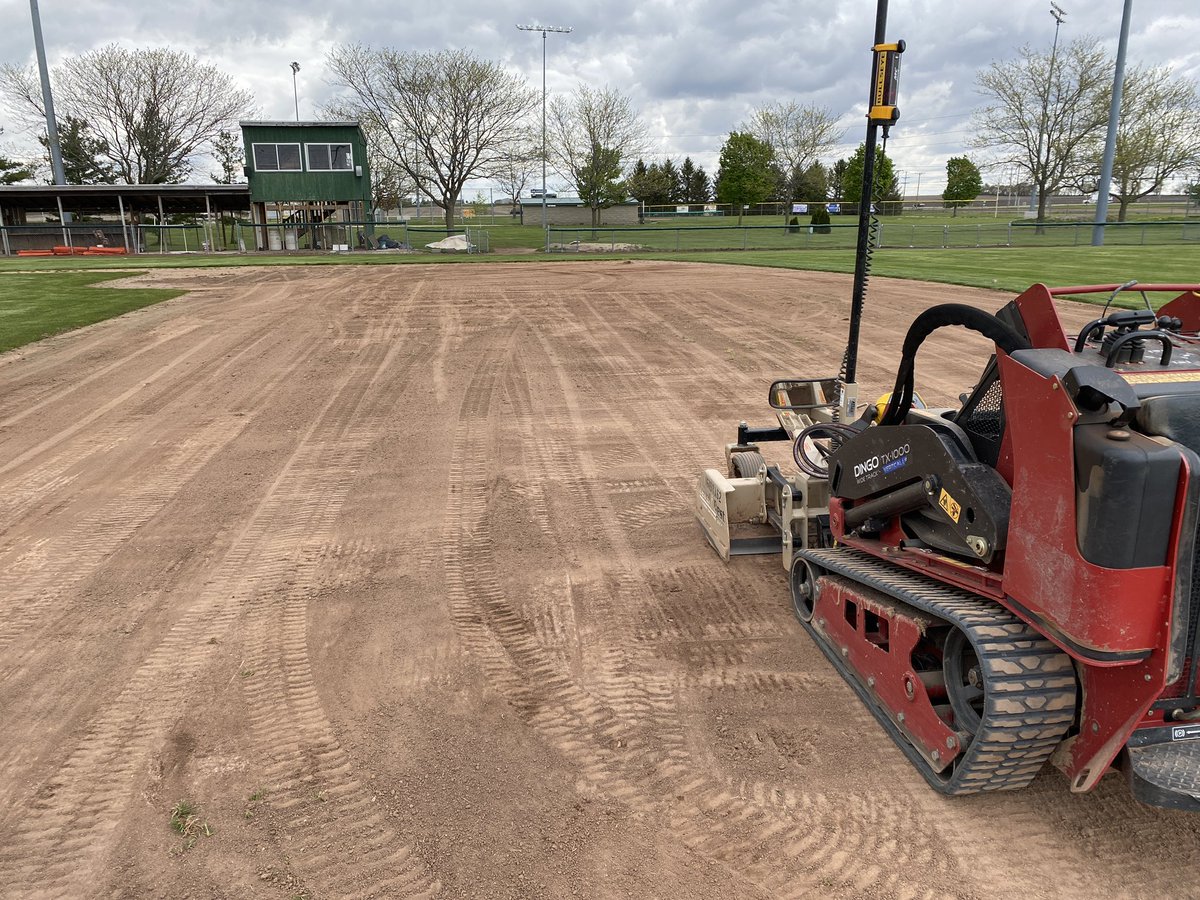 AndyOmmen1's tweet photo. Nothing better than getting the laser grade dialed into that last 1/4". Kinda like eating a bag of chips. Hard to stop driving around and pushing that tiny bit around.  #makeitdrain #makeitsmooth #itsthelittlethings https://t.co/90oz7hjXxp