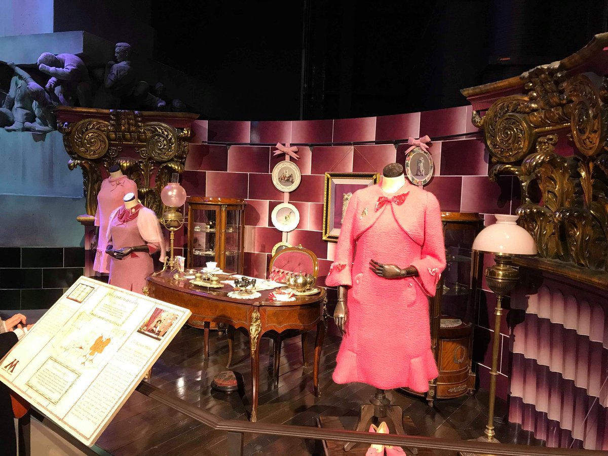 Harry Potter et l'ordre du Phénix : le bureau de Dolores Ombrage, ses costumes et les fameuses assiettes avec les petits chats trop mignons qui couinent #HarryPotter