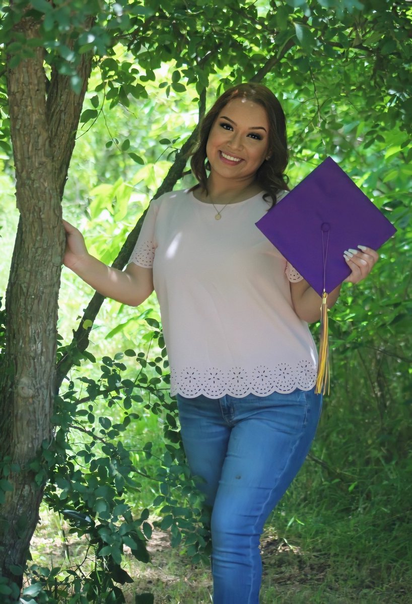 miamoniqueeee's tweet photo. Here’s to graduating a WHOLE year early!! 🎓💜💛 #IDIDIT #ClassOf2020 https://t.co/f1p02iHDSC