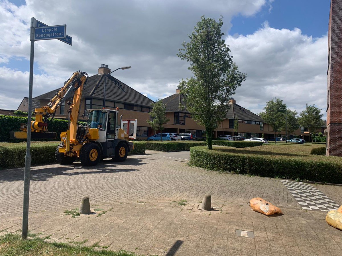 SchillemansMZ's tweet photo. Het knippen van de hagen is weer gestart in @Gem_Oosterhout Op Vrachelen zien ze er weer strak uit.
De komende weken knippen we alle hagen in de gemeente.
Mooie samenwerking @midzuid en Verhart Groen
#Oosterhout #hagenknippen #verhartgroen #midzuid #werktvooriedereen https://t.co/OqhzRNaNHK