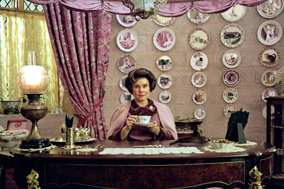 MarieNacre's tweet image. #HarryPotterEtLOrdreDuPhenix Je m'insurge sur l'usage fait de l'image des chats !!!
Jamais un chat digne de ce nom accepterai d'être aimé par #Ombrage 🤢🤮 un crapaud à la limite... 
🤔 Elle aurait dû aimer les pangolins ! Là ça aurait eu du sens 😉 #Konnasse