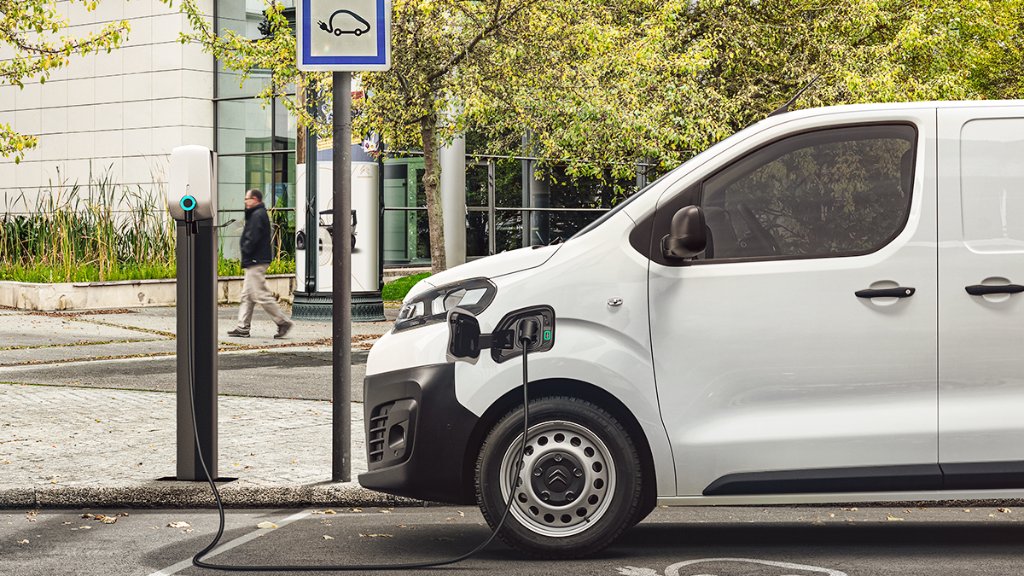 citroenarg's tweet photo. Descubrí la Nueva Citroën ë-Jumpy - 100% Ëelectric que se comercializa en Francia. Alcance de hasta 330 km (WLTP) para durar todo el día de trabajo, con hasta 6.6 m3 de volumen de carga y 1.9 m de altura. #ËlectricForAll #CitroënË_Jumpy #InspiredByPro https://t.co/GeSoHtcI5U