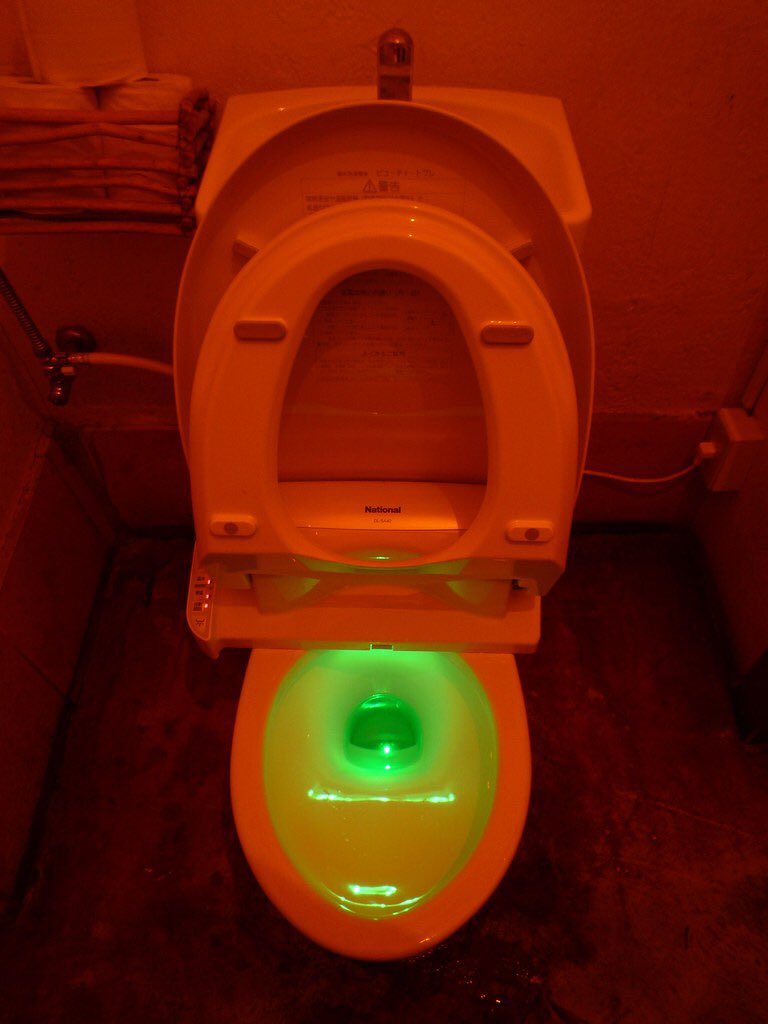 Туалет в грине. Туалет неон. Неоновый туалет. Унитаз неонового цвета. Туалет Пур шавад.