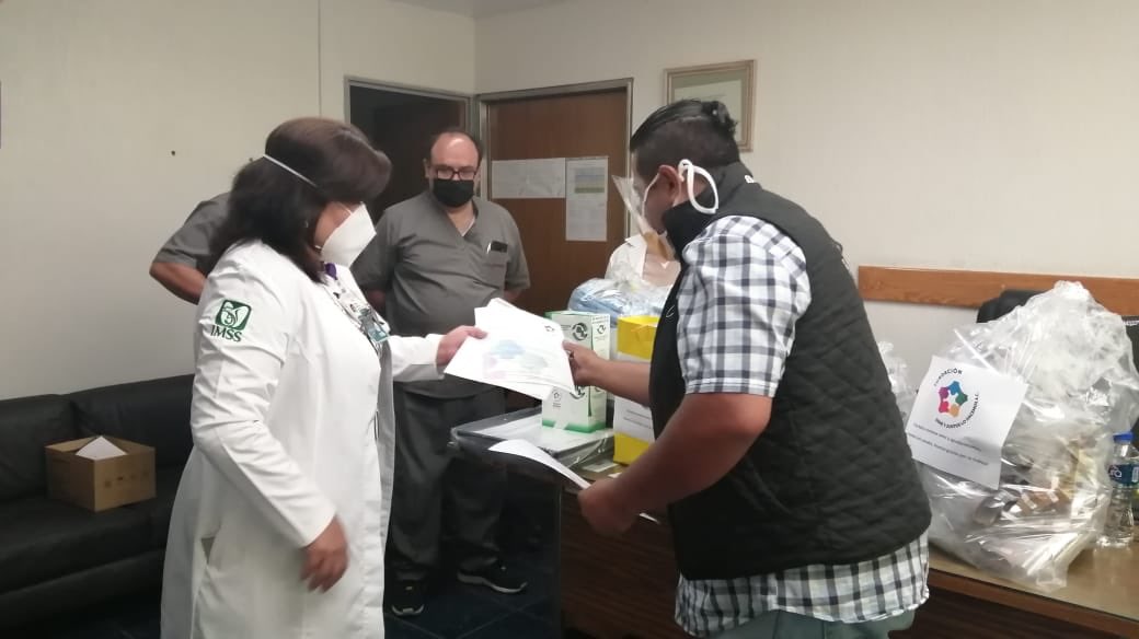 FundacionDIMEac's tweet photo. ¡Gracias por confiar en el #EquipoDime!
Donamos al #PersonalMédico de la Clinica 29 del #IMSS en #GustavoAMadero, kits de 500 cubrebocas, 250 caretas, 200 guantes y 200 overoles, 
¡Gracias por su esfuerzo #HeroesConBata #COVID19 #MexicoUnido https://t.co/0tcUts29PI