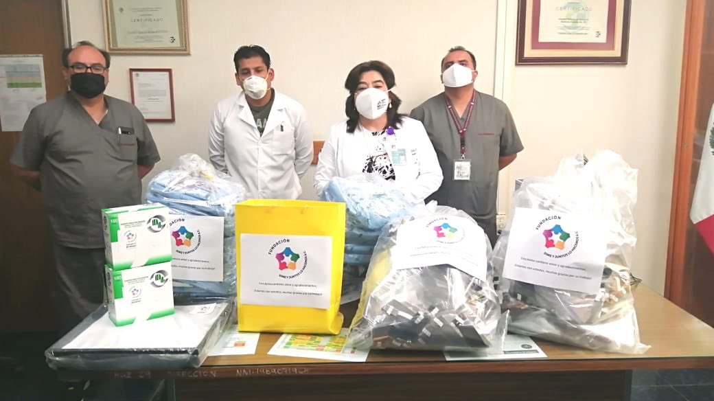 FundacionDIMEac's tweet photo. ¡Gracias por confiar en el #EquipoDime!
Donamos al #PersonalMédico de la Clinica 29 del #IMSS en #GustavoAMadero, kits de 500 cubrebocas, 250 caretas, 200 guantes y 200 overoles, 
¡Gracias por su esfuerzo #HeroesConBata #COVID19 #MexicoUnido https://t.co/0tcUts29PI