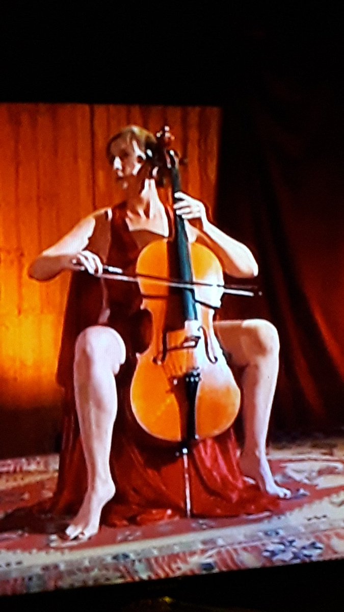 LittlePieceLand's tweet photo. #LifeDrawingLive
Yuk.
Again.

@BBCFOUR
Pose too busy
Lighting created conflicting shadows.

We don't need a narrative (story) for each pose.

Just a stream of nice poses of the human body (sans props) (lit from one direction) would be so much better. https://t.co/842a6GeOpZ