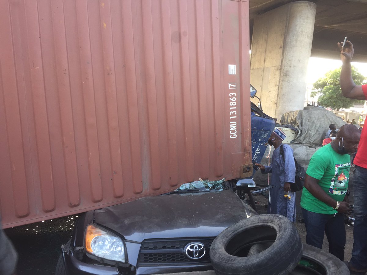 Tonyeneke's tweet photo. @vanguardngrnews I A truck carrying A container fell on an suv today 12/5/2020 while descending from Tincan to Liverpool bridge in Apapa Lagos . All 3 occupants of the vehicle came out alive . https://t.co/ZikzA7sUTA https://t.co/2UXT1YtgLP