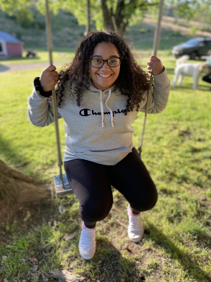 HeatherRhea01's tweet photo. This pretty girl cleaned out her locker today and is officially a senior. #myeyesarewatering https://t.co/3UPBfA3NwM