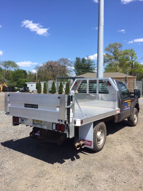TommyGateLift's tweet photo. Creston Hydraulics, did a great job upfitting this Truckcraft Aluminum Platform Body with a Galvanized, Low-profile, #TommyGate #G2 Liftgate.
Great work! ๐๐๐๐
.
.
.
#Hydraulicliftgates #liftgates #worktruck #flatbed #needsomethinglifted #wehaveagateforthat https://t.co/wcK7QKIgRd