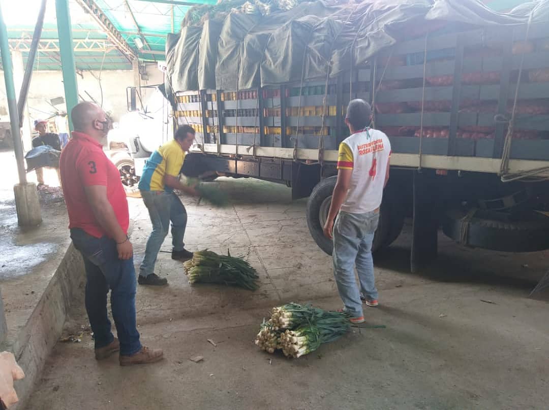 INTi_Venezuela's tweet photo. #12May | Producción agrícola de los rescates de tierra en el municipio Pampán, estado Trujillo, es distribuida a los CLAP, donde el poder popular contribuye al impulso de un nuevo esquema productivo enmarcado en la Misión Alimentación y Abastecimiento Soberano.
#MáximaProtección https://t.co/OMPJn7b8Nb