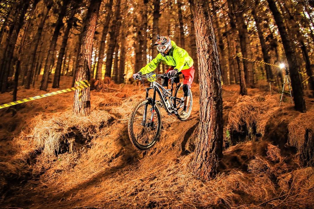 focoradical's tweet photo. #REPOST
@eduardosantosdh
Insista, persista e não desista! 🙏🏻
.
📸 @rodrigo_philipps 👌🏻
🏁 @brasilenduroseries #paratybikepark #brasilenduroseries #enduro #ibsgangs #santacatarina #explore #trail  #destinationtrail #sports #racing #mtb #trip #30tododia #brvibration #goprobr https://t.co/Ll55foLnWC
