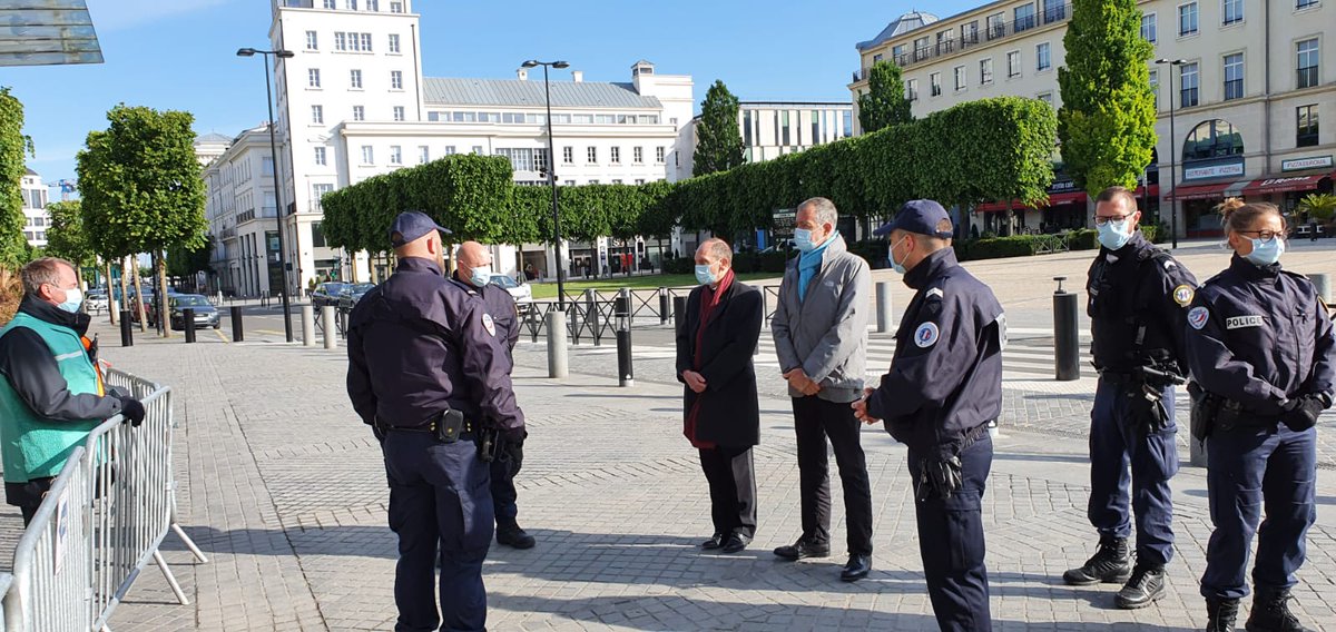 Prefet77's tweet photo. Le Préfet de #SeineEtMarne et les sous-préfets ont aujourd'hui encore été très vigilants sur le bon respect des gestes barrières et de la distanciation sociale dans les #Transports. Après la gare de Melun, Thierry Coudert était présent avec le #SPTorcy au @RER_A de Val d'Europe https://t.co/Z4ToY79Mny