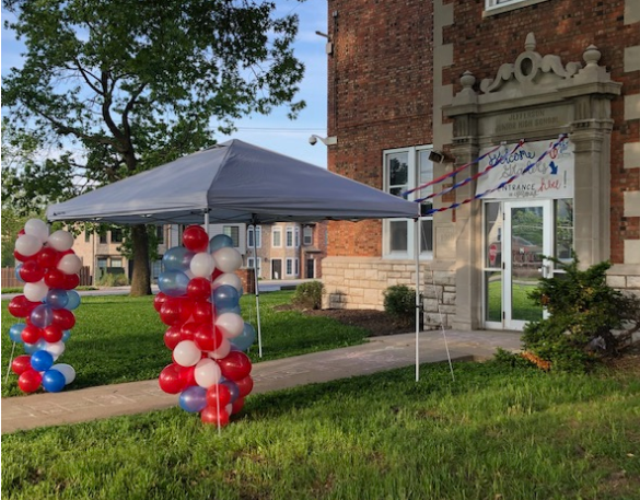 jmscyclones's tweet photo. JMS Loves Our Kids! Signs, staff, balloons, and sidewalk chalk welcomed kids coming to clean out lockers and turn in their library books. https://t.co/SouI5OWRZH