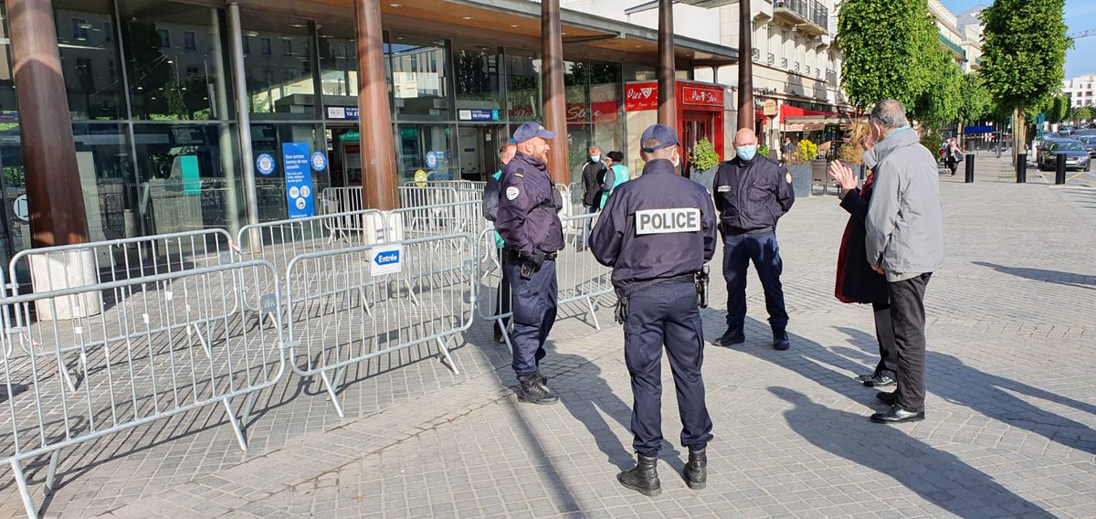 Prefet77's tweet photo. Le Préfet de #SeineEtMarne et les sous-préfets ont aujourd'hui encore été très vigilants sur le bon respect des gestes barrières et de la distanciation sociale dans les #Transports. Après la gare de Melun, Thierry Coudert était présent avec le #SPTorcy au @RER_A de Val d'Europe https://t.co/Z4ToY79Mny
