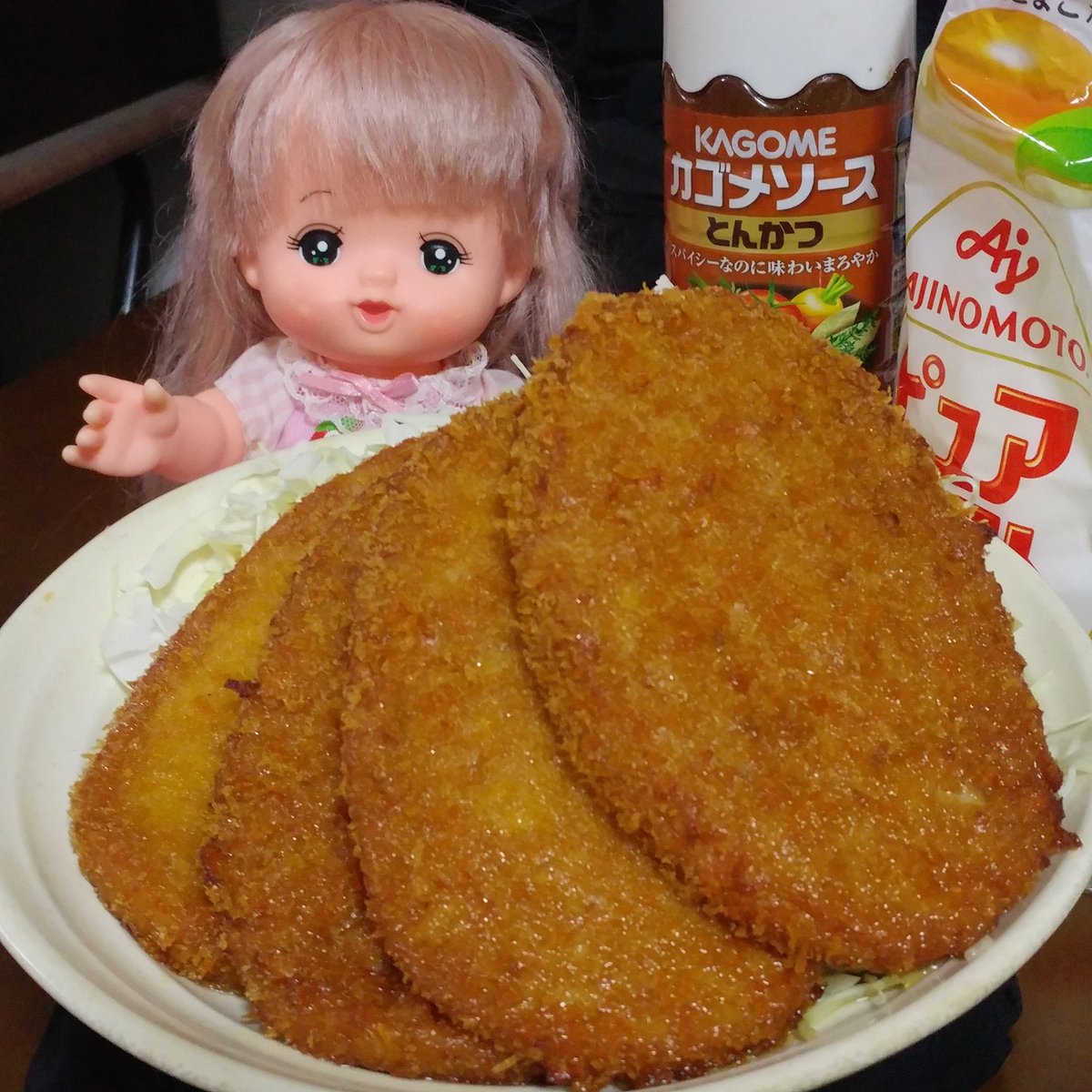 chelseaooike's tweet photo. 晩ご飯です。
https://t.co/IRjdo0qXcP
#dinner #friedfishpaste #fishpaste #cabbage #夕食 #カネテツ #うまかつ #ジャンボうまかつ #キャベツ #メルちゃん #咪露 #人形 #小美樂 #娃娃 #ドールセラピー #mellchan #doll #dolltherapy #おちゅうしゃしましょメルちゃん https://t.co/pmFOZvzdIn